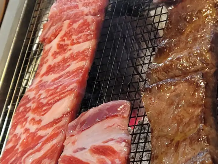 숯불 위에서 맛있게 익어가고 있는 양념갈비