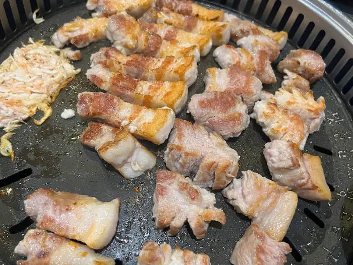 맛찬들왕소금구이 서면점에서 익어가는 삼겹살과 목살