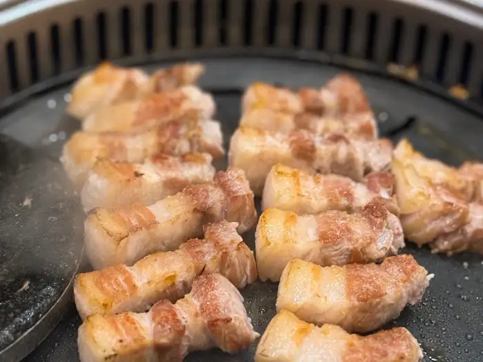 맛찬들왕소금구이 서면점에서 구워지는 삼겹살