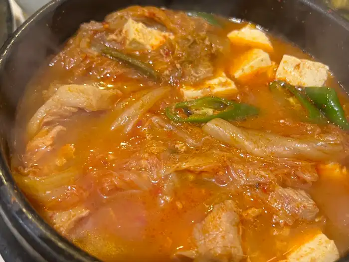 맛찬들왕소금구이 서면점의 푸짐한 김치찌개