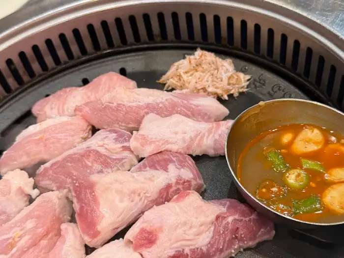 맛찬들왕소금구이 서면점의 생목살과 튀긴 새우젓
