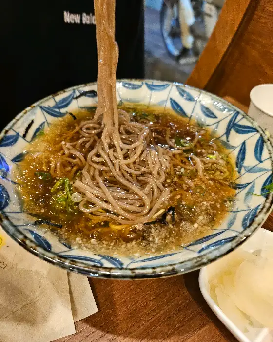 일본식 그릇에 담긴 마제소바, 쫄깃한 면발이 돋보임
