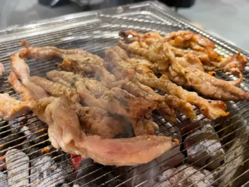 부막숯불닭갈비 포항문덕점의 숯불닭갈비가 숯불 위에서 지글지글 익어가는 모습