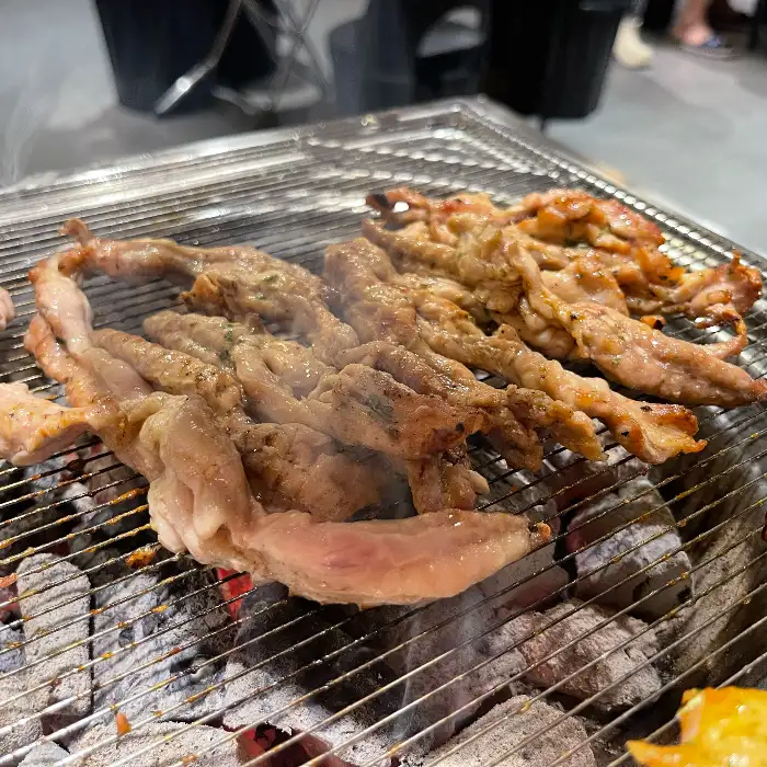 부막숯불닭갈비 포항문덕점의 숯불닭갈비가 숯불 위에서 지글지글 익어가는 모습