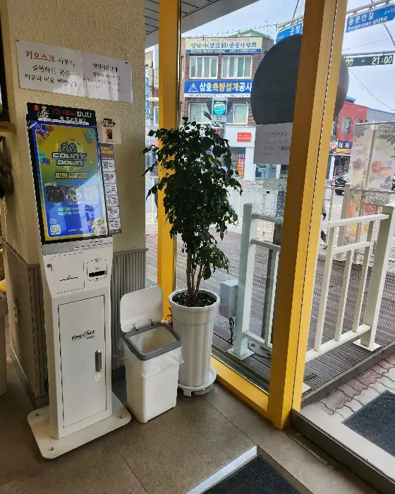 메가MGC커피 영암군청점의 주문 키오스크와 내부 공간