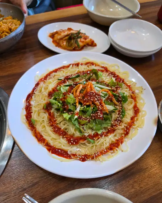 먹음직스러운 비빔국수 비주얼