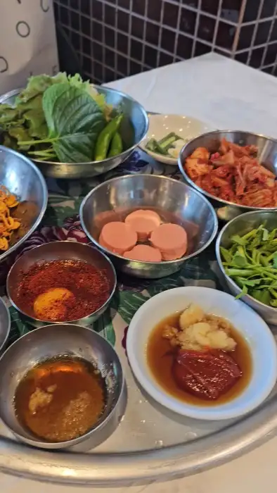 다양한 소스와 밑반찬이 담긴 볼들을 모아 찍은