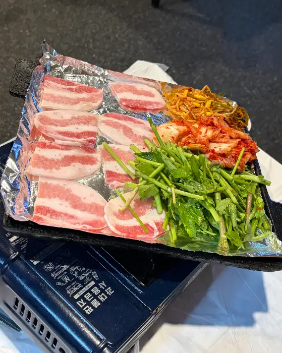 푸짐하게 차려진 삼겹살 한 상 차림