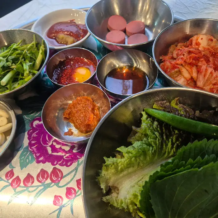 미아회관 방학직영점의 다양한 밑반찬과 소스