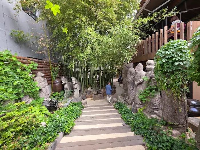 모모스커피 본점의 산책로와 조경 디테일