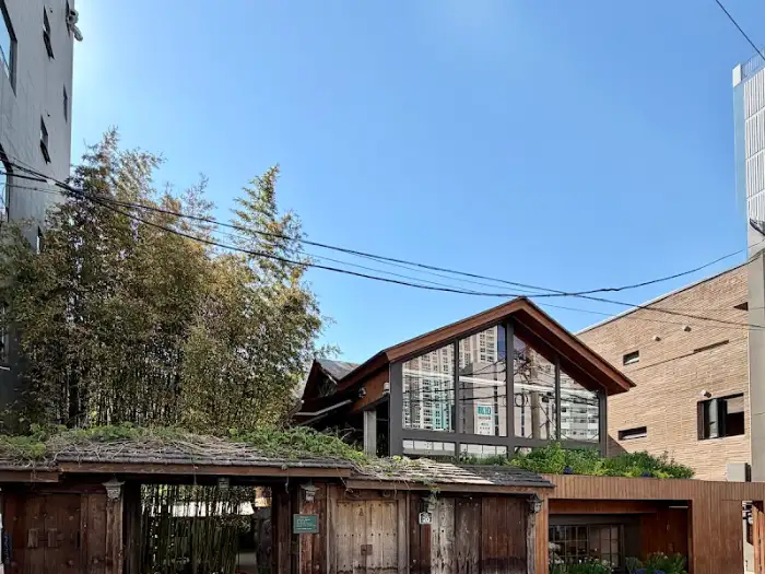 모모스커피 본점 전경과 주변의 자연경관