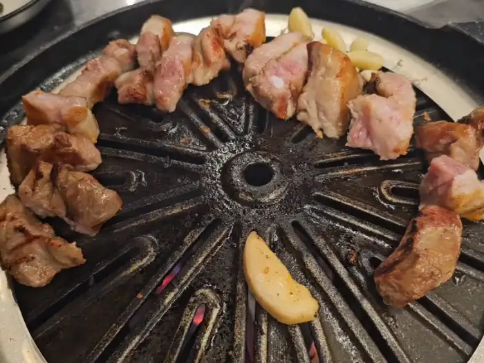 몽실식당에서 갓 구워지고 있는 흑돼지 삼겹살과 도래창