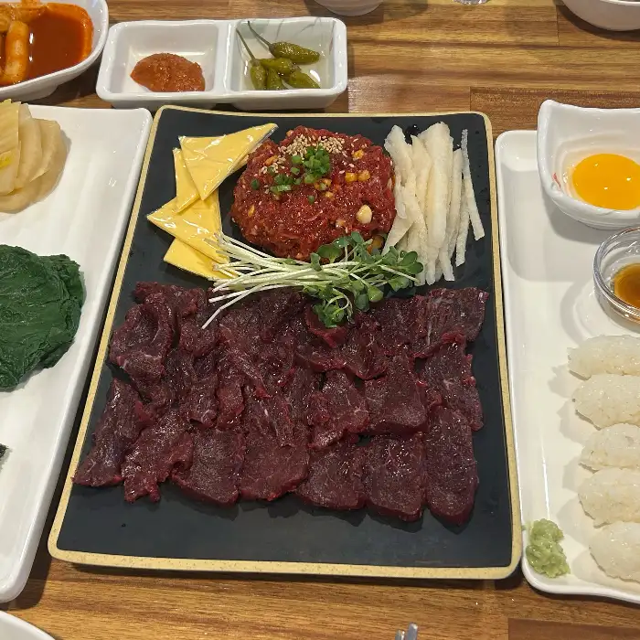 뭉티기와 곁들임 반찬이 정갈하게 차려진 모습