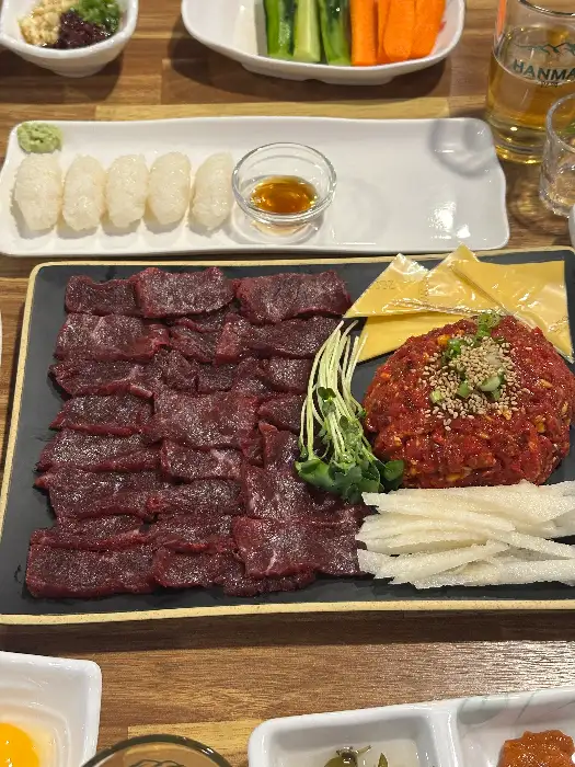 잘 차려진 뭉티기와 곁들임 상차림