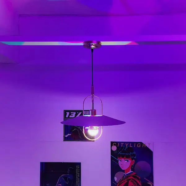 독특한 샹들리에 조명과 힙한 인테리어