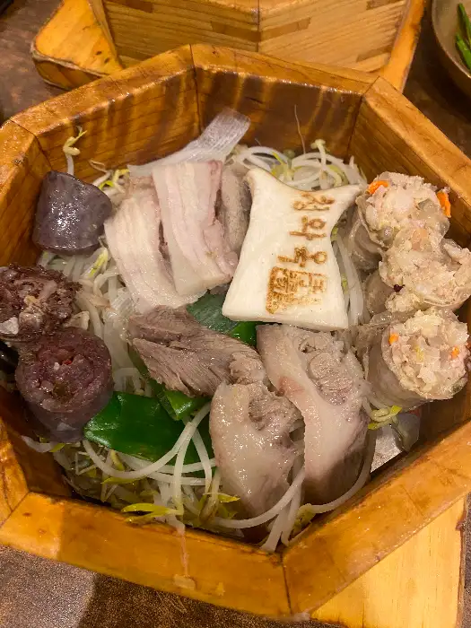 어머니대성집 모듬수육의 다양한 구성