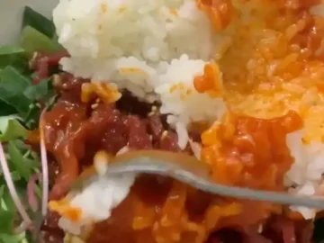 어머니대성집의 육회비빔밥, 신선한 채소와 양념된 육회의 조화