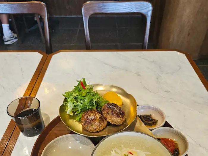 무호소반(MUHOSOBAN) 테이블에 차려진 떡갈비와 샐러드