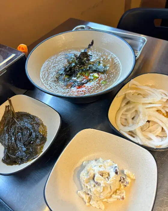 부막숯불닭갈비 포항문덕점의 시원한 묵사발과 곁들임 반찬