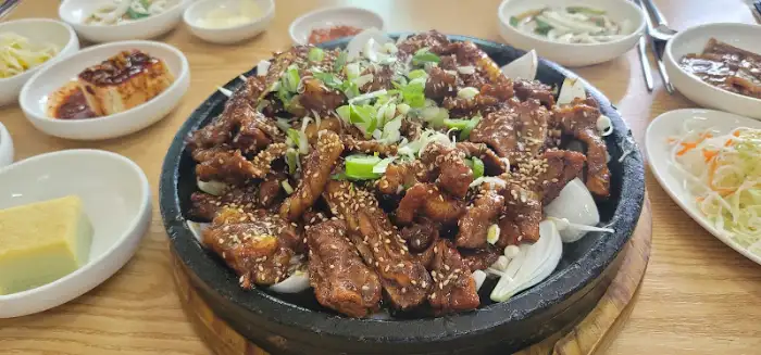 나비골가든의 푸짐한 고기 요리와 곁들임 반찬