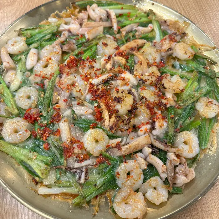 낙칼 서재점의 낙지볶음과 납작만두 조합