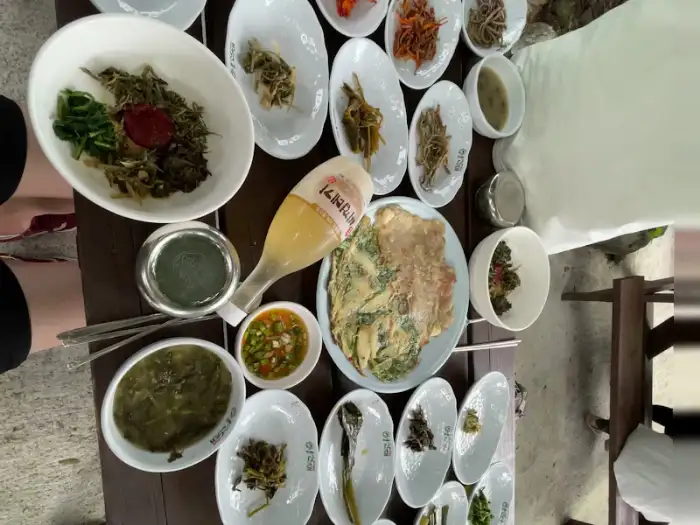 나리촌식당 산채비빔밥과 오징어전, 씨껍데기술 한 상 차림