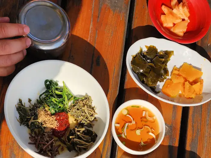 나리촌식당 산채비빔밥에 사용된 신선한 나물과 양념