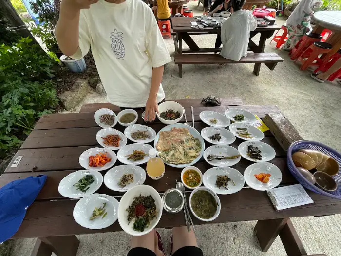 나리촌식당의 푸짐한 산채비빔밥 상차림 전경