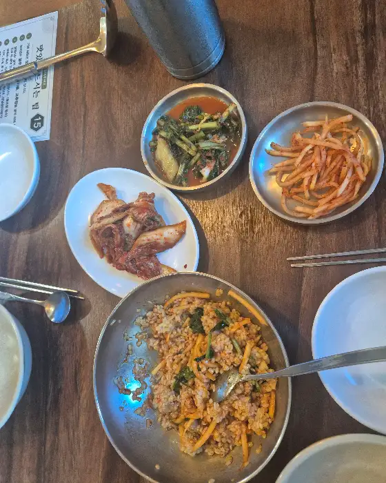 오양손칼국수의 다양한 김치와 보리밥