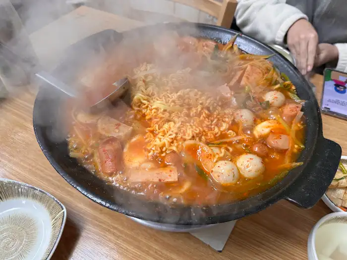 보글보글 끓고 있는 오뎅식당 부대찌개