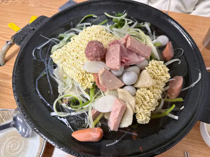 부대찌개에 들어갈 준비를 마친 재료들의 모습