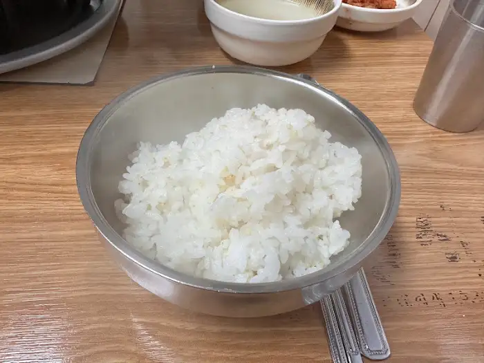 따뜻하고 윤기 나는 밥 한 공기