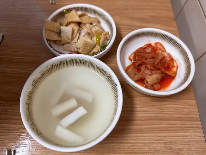 기본 반찬으로 제공되는 깍두기와 콩나물 무침, 숭늉