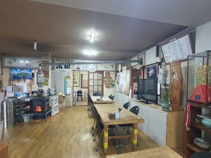 OK목장의 테이블석과 주방 일부가 보이는 내부 전경