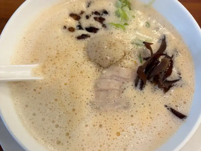 풍성한 거품의 닭 육수 베이스 라멘