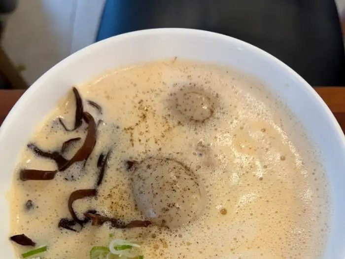 진한 닭 육수의 풍미를 느낄 수 있는 라멘