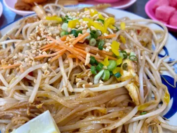 드렁킨타이 공덕점의 팟타이는 달콤새콤한 맛과 풍성한 고명이 특징입니다.