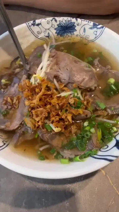푸짐한 고기 고명이 올라간 쌀국수 한 그릇