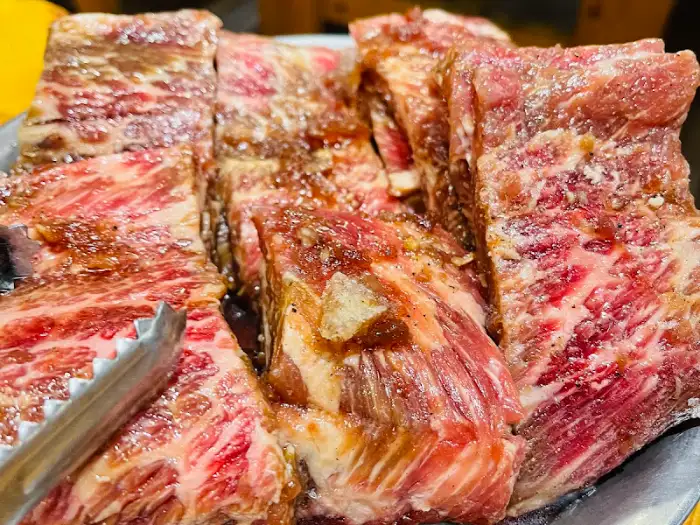 한 접시 가득 담겨 나온 양념갈비