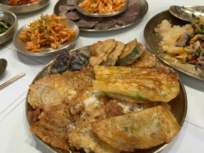 다양한 전과 튀김이 함께 플레이팅된 접시