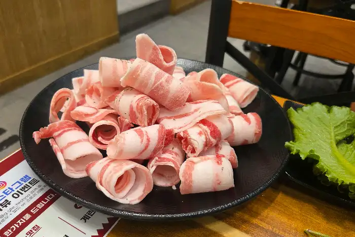 김치, 콩나물, 고사리와 함께 나오는 대패삼겹살