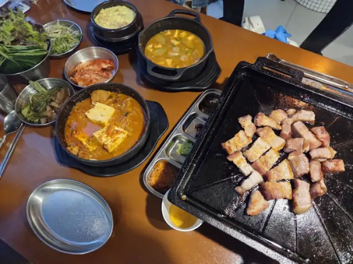 가능식당 테이블 위 먹음직스러운 음식들