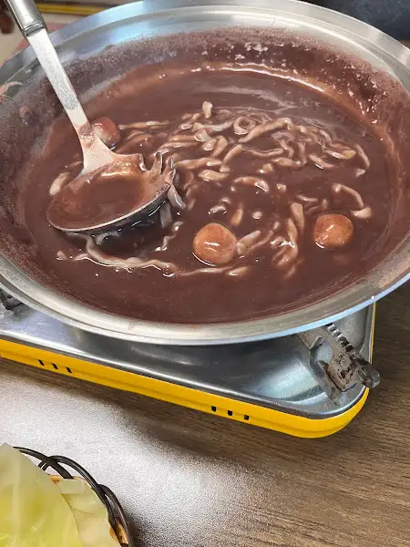 팥죽과 쫄깃한 면발이 함께 담긴 냄비
