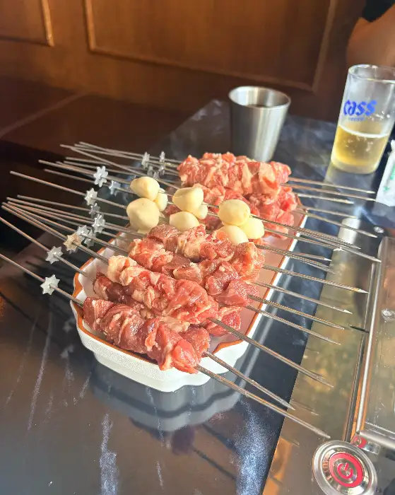 준비된 양꼬치 꼬치와 맥주잔