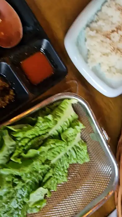 신선한 쌈 채소와 곁들임 소스가 담긴 접시