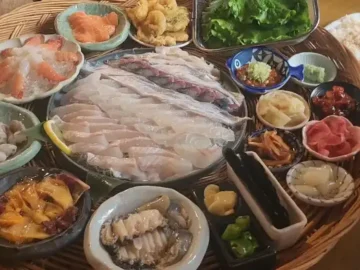 피갈회옥의 신선한 모듬회와 해산물 한상차림