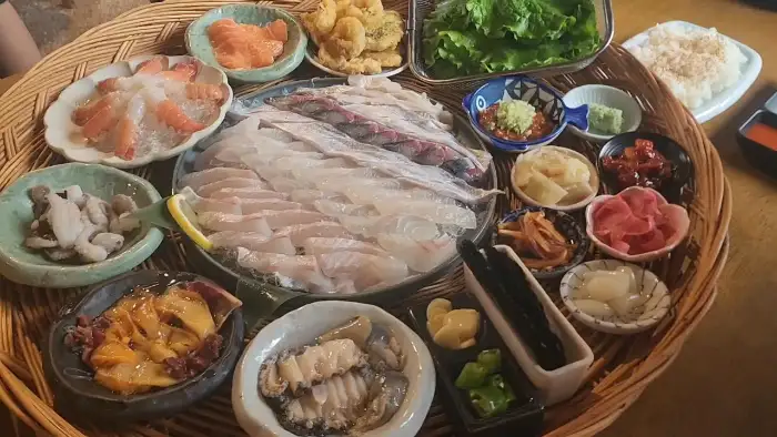 피갈회옥의 신선한 모듬회와 해산물 한상차림