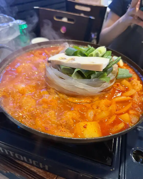 청춘곱도리탕의 푸짐한 곱도리탕을 담은 냄비