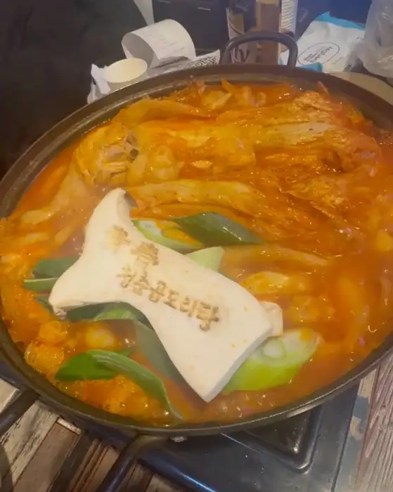 청춘곱도리탕의 큼직한 버섯 고명이 올라간 곱도리탕