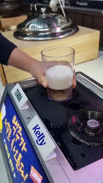 명륜진사갈비 인천송림점 직원이 맥주잔을 들고 있는 모습